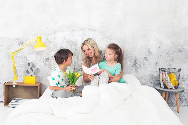 Kids enjoying with mother after having house cleaning services in Vaughan